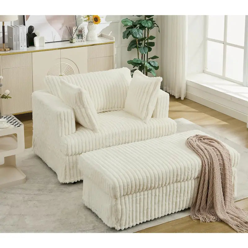 Übergroßer gepolsterter Chaiselongue-Sessel mit Hocker und Kissen