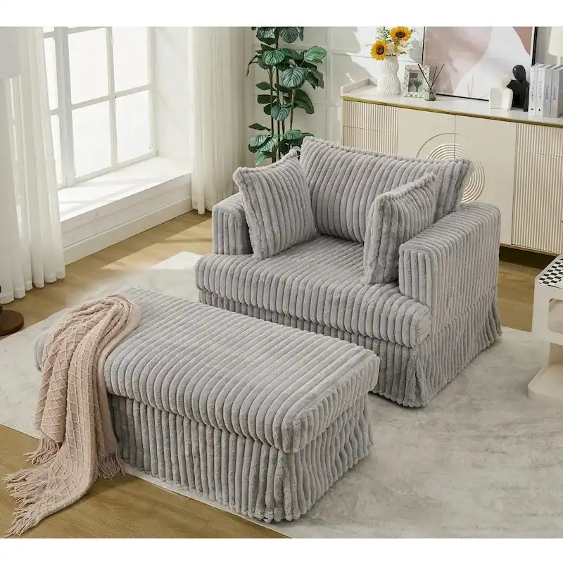 Übergroßer gepolsterter Chaiselongue-Sessel mit Hocker und Kissen
