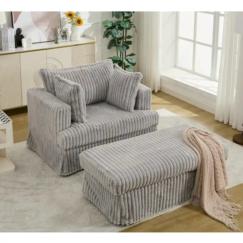 Übergroßer gepolsterter Chaiselongue-Sessel mit Hocker und Kissen