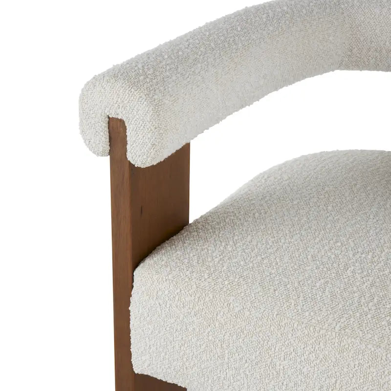 Runder Akzentstuhl aus Bouclé-Polyester mit geschwungener Rückenlehne im Mid-Century-Modern-Stil für das Wohnzimmer