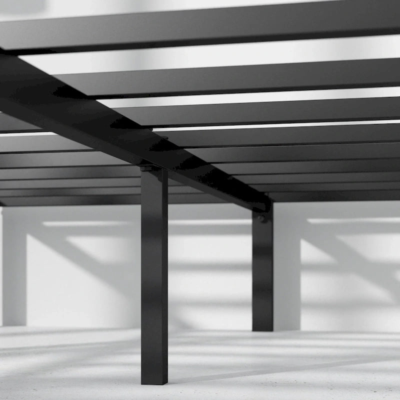 Schwarzes Metallbettgestell mit Plattform